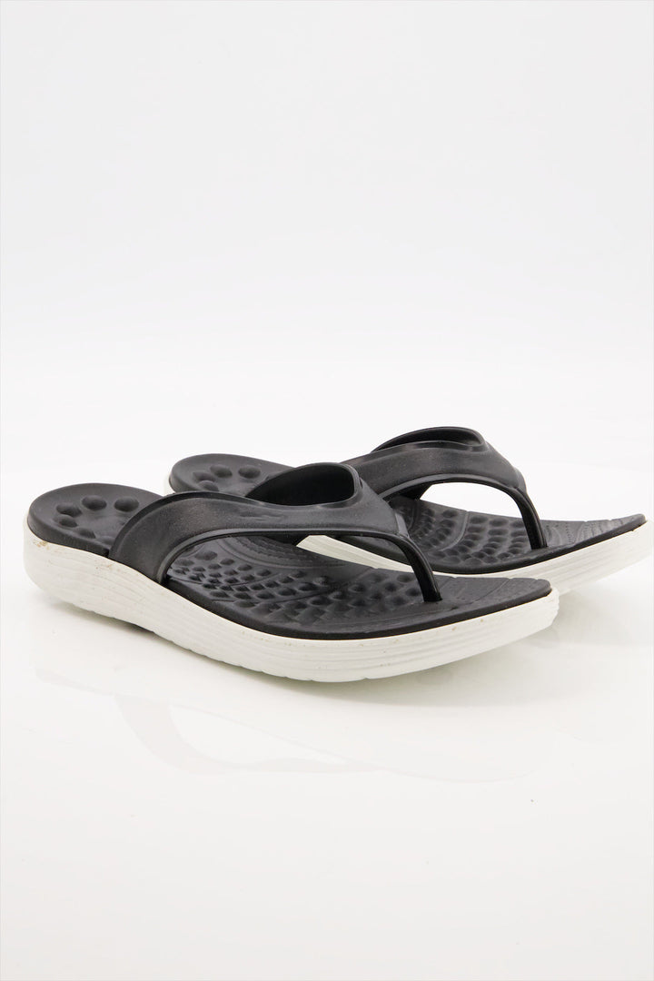 Midnight Comfort orthopedic flip-flops in black by an unknown brand, combining style and comfort.